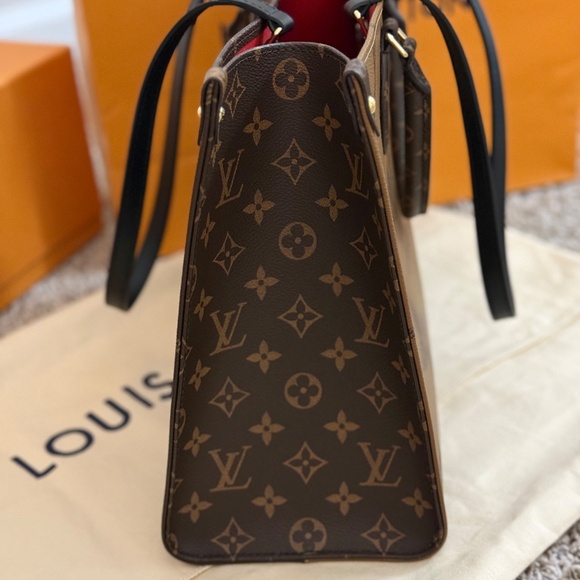 Reverse Monogram Giant Onthgo MM - Picture 2 of 5